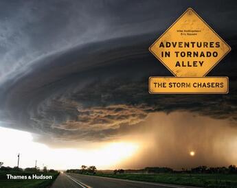 Couverture du livre « Adventures in tornado alley storm chasers » de  aux éditions Thames & Hudson