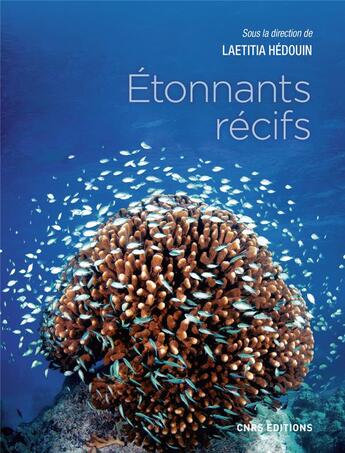 Couverture du livre « Étonnants récifs : les écosystèmes coralliens » de Laetitia Hedouin aux éditions Cnrs