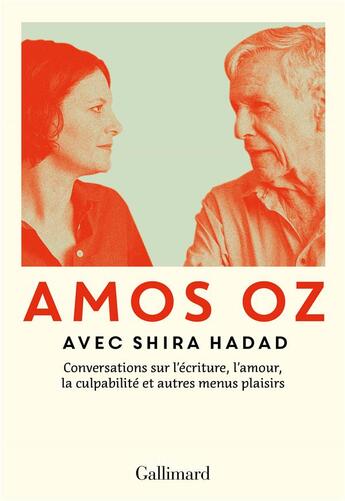 Couverture du livre « Conversations sur l'écriture, l'amour, la culpabilité et autres menus plaisirs » de Amos Oz et Shira Hadad aux éditions Gallimard