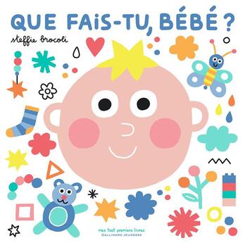 Couverture du livre « Que fais-tu, bébé ? » de Steffie Brocoli aux éditions Gallimard-jeunesse
