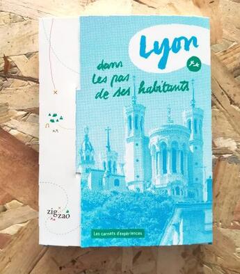 Couverture du livre « Lyon, dans les pas de ses habitants » de Lucie Baratte et Camille Paillet et Clement Dejean aux éditions Zigzao