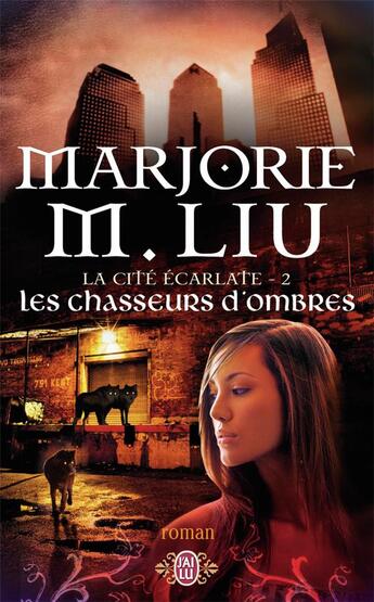 Couverture du livre « La cité sanglante Tome 2 ; les chasseurs d'ombres » de Liu Marjorie M. aux éditions J'ai Lu
