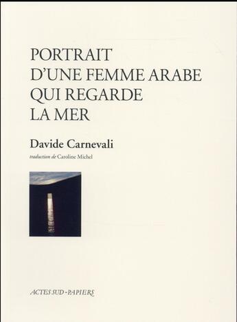 Couverture du livre « Portrait d'une femme arabe qui regarde la mer » de Davide Carnevali aux éditions Actes Sud-papiers