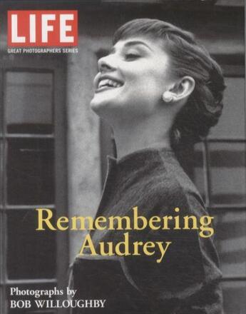 Couverture du livre « REMEBERING AUDREY - PHOTOGRAPHS BY BOB WILLOUGHBY » de Life Magazine aux éditions Little Brown Usa