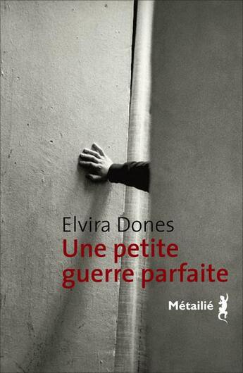 Couverture du livre « Une petite guerre parfaite » de Elvira Dones aux éditions Metailie
