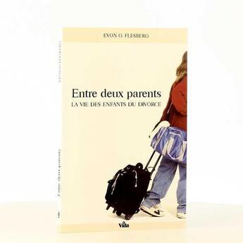 Couverture du livre « Entre deux parents ; la vie des enfants du divorce » de Evon O. Flesberg aux éditions Vida