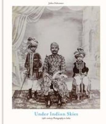 Couverture du livre « Under indian skies: 19th-century photography in india » de Falconer John aux éditions Thames & Hudson
