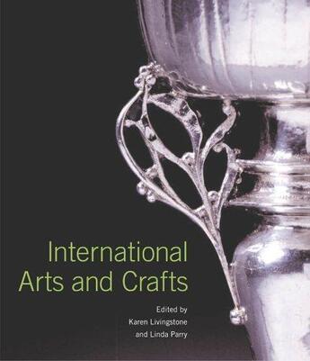 Couverture du livre « International arts and crafts » de Karen Livingstone et Linda Parry aux éditions Victoria And Albert Museum