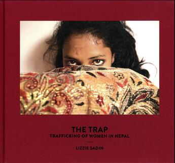 Couverture du livre « Le piège ; traite des femmes au Népal ; the trap ; trafficking of women in Napal » de Lizzie Sadin et Laure aux éditions Skira