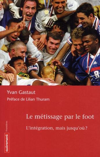 Couverture du livre « Le métissage par le foot ; l'intégration, mais jusqu'où ? » de Yvan Gastaut aux éditions Autrement
