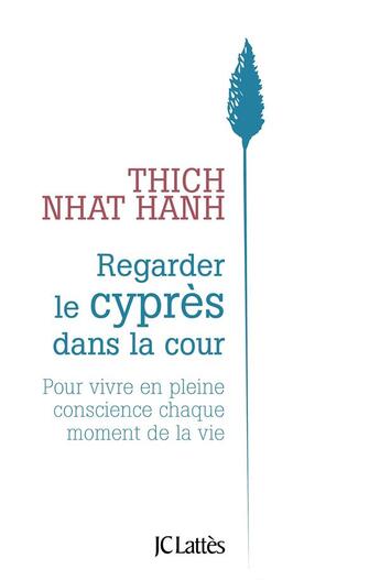 Couverture du livre « Regarder le cyprès dans la cour : pour vivre en pleine conscience chaque moment de la vie » de Nhat Hanh aux éditions Lattes