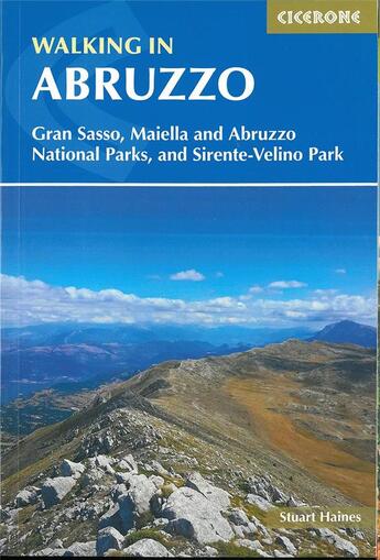 Couverture du livre « Walking in abruzzo » de Haines aux éditions Cicerone Press