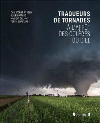 Couverture du livre « Traqueurs de tornades ; à l'affut des colères du ciel » de  aux éditions Grund