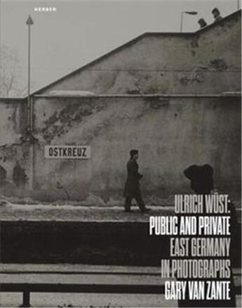 Couverture du livre « Public and private : east germany in photographs by Ulrich Wust » de Ulrich Wust aux éditions Acc Art Books