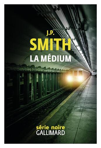 Couverture du livre « La médium » de J.P. Smith aux éditions Gallimard