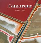 Couverture du livre « Camargue ; un pays à part » de Camille Moirenc et Cecile Domens et Richard Fasseur aux éditions Glenat