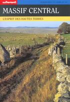 Couverture du livre « Le Massif central ; l'esprit des hautes terres » de Llibert Tarrago aux éditions Autrement