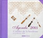 Couverture du livre « Agenda 2011 ; l'atelier de la brodeuse au point de croix » de  aux éditions Mango