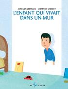 Couverture du livre « L'enfant qui vivait dans un mur » de Sebastien Chebret et Agnes De Lestrade aux éditions Les 400 Coups