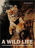 Couverture du livre « A wild life ; a visual biography of photographer Nick Nichols » de Melissa Harris aux éditions Aperture