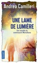 Couverture du livre « Une lame de lumière » de Andrea Camilleri aux éditions Pocket