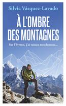 Couverture du livre « À l'ombre des montagnes : Sur l'Everest, j'ai vaincu mes démons... » de Sylvia Vasquez-Lavado aux éditions J'ai Lu
