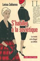 Couverture du livre « S'habiller à la soviétique ; la mode et le dégel en URSS » de Larissa Zakharova aux éditions Cnrs