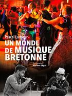 Couverture du livre « Un monde de musique bretonne » de Pascal Lamour et Myriam Jegat aux éditions Ouest France