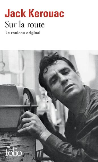 Couverture du livre « Sur la route ; le rouleau original » de Jack Kerouac aux éditions Folio