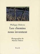 Couverture du livre « Les chemins nous inventent » de Philippe Delerm aux éditions Stock